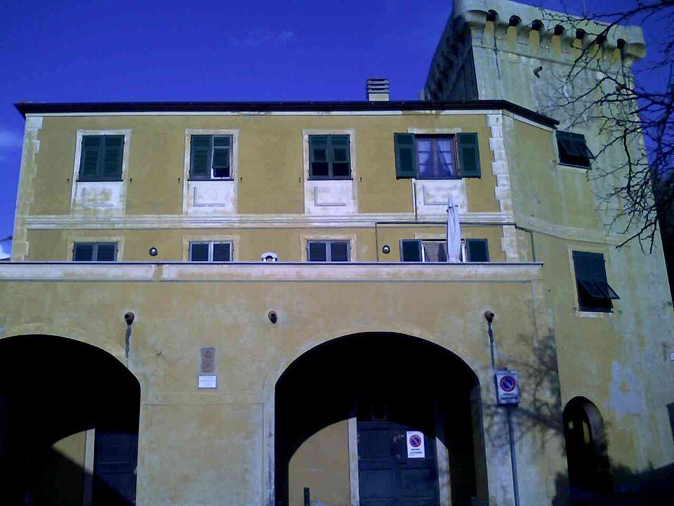 Edificio a torre detto "Le Cantine"