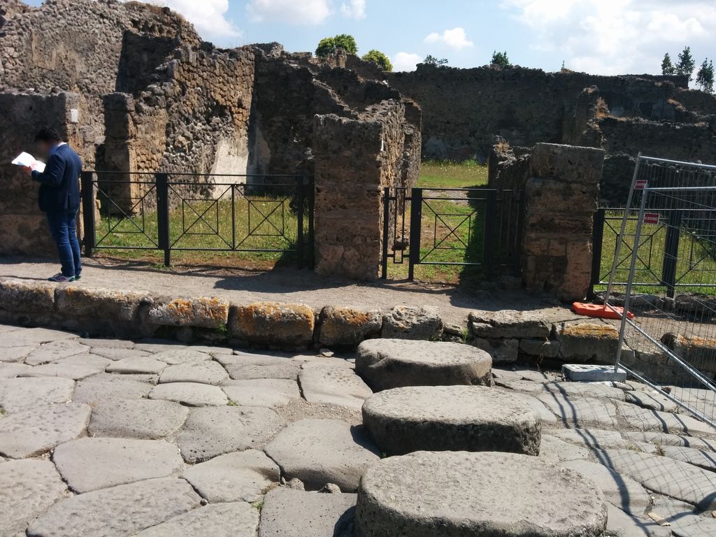 caupona with thermopolium (I.2.1)