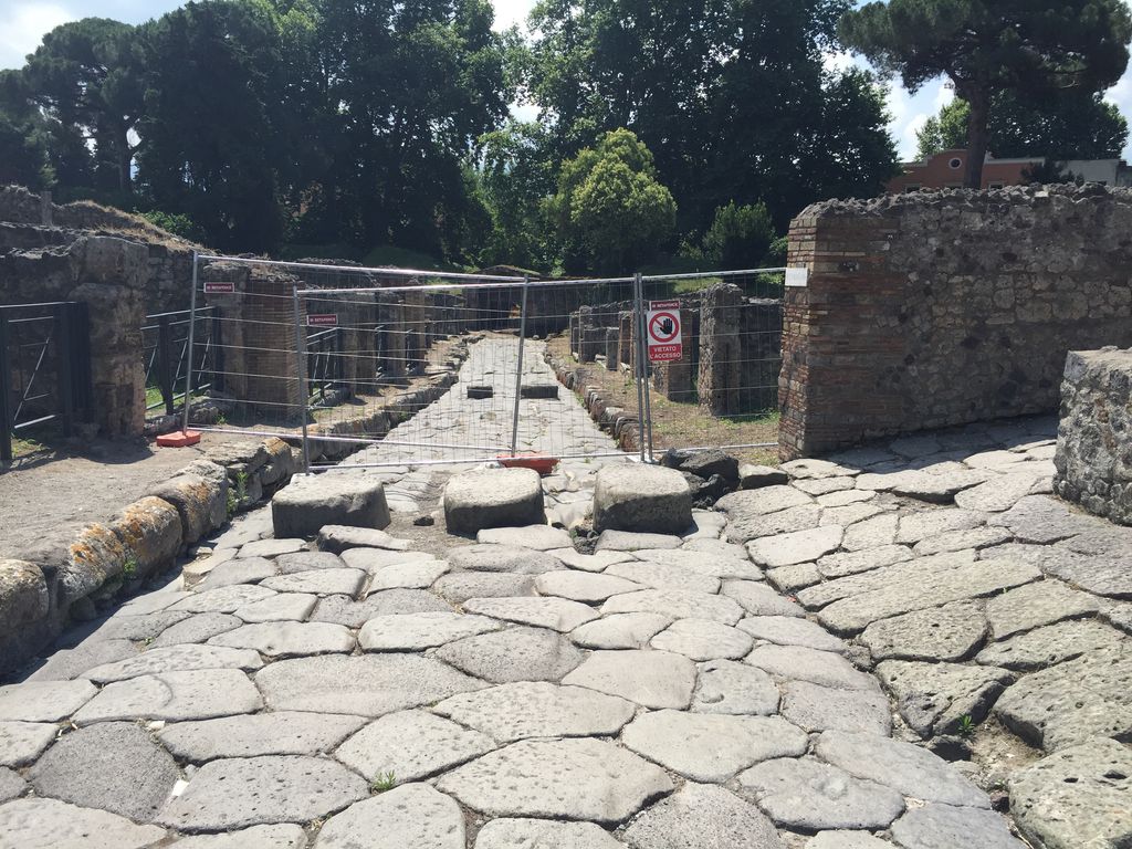 Shop of C. Hostilius Conops (I.2.7)